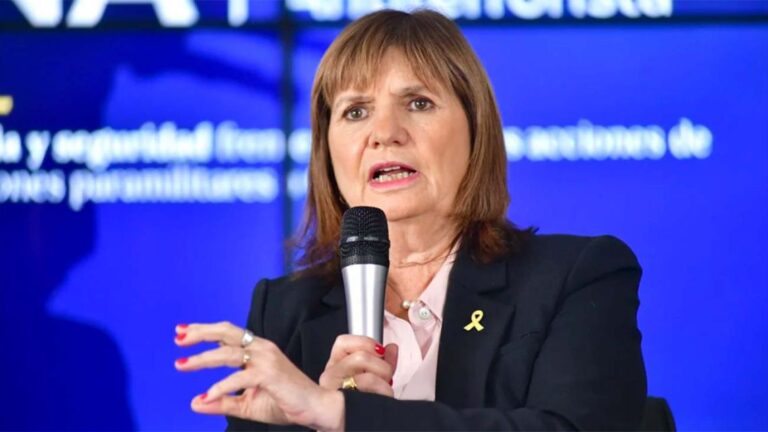 Patricia Bullrich y su sorprendente ‘promoción’ del DNI con su firma