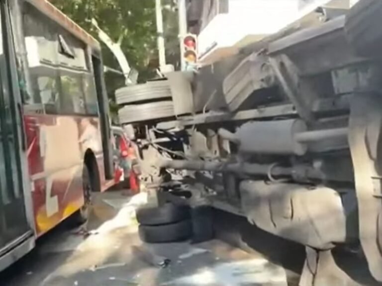 Accidente en Almagro: Colectivo y camión chocan y vuelcan, 14 heridos
