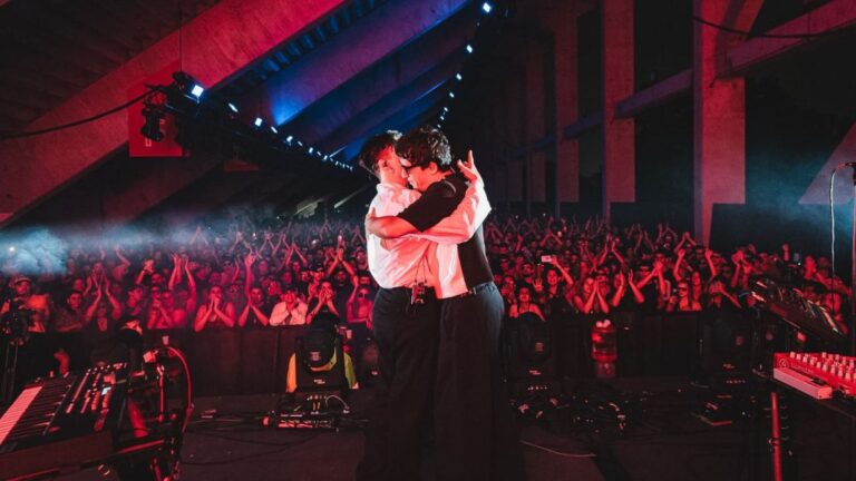 Peces Raros desafía la tormenta y transforma el Estadio UNO en una rave de rock oscuro
