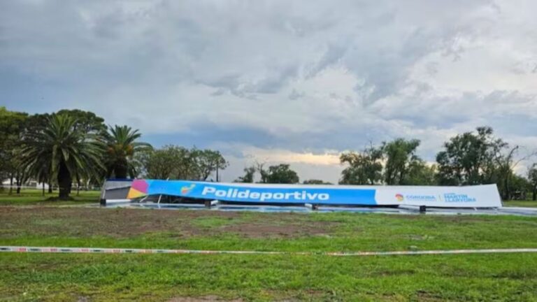 Tormenta en Córdoba: se desploma un polideportivo