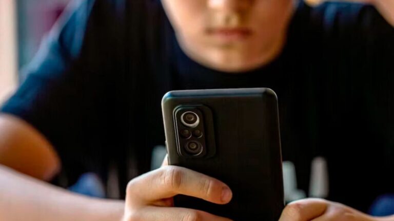 El 50% de los adolescentes ve pornografía a los 13: expertas advierten sobre sus efectos en el cerebro