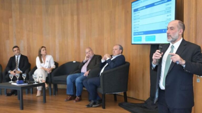 Llaryora se alinea con Milei en asuntos fiscales, pero la oposición advierte: ‘No habrá cheque en blanco’