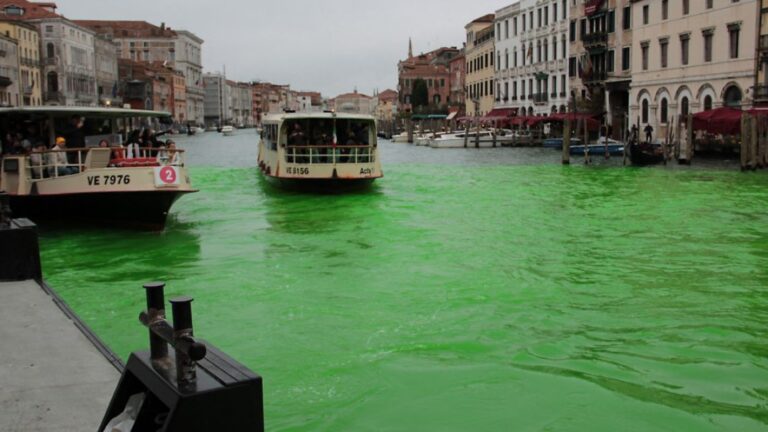 Ecologistas arrojan tintura verde al Gran Canal de Venecia en protesta contra la contaminación