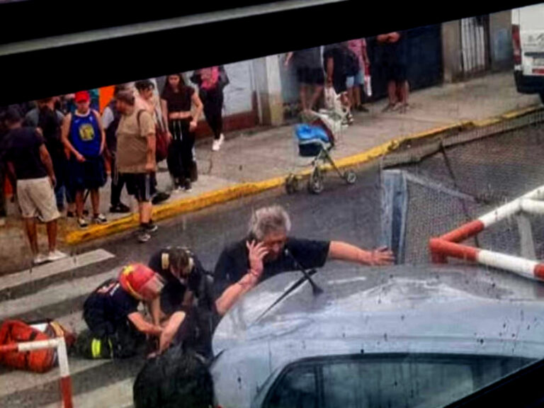 Tren impacta auto que cruzó con barreras bajas en Ciudadela