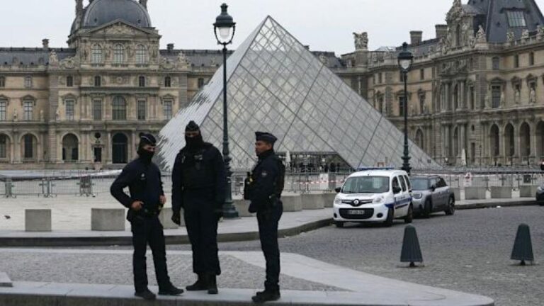Desmantelan banda que robó en el Louvre: Cuatro nuevos detenidos en Francia