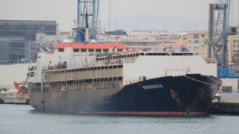 Buque con vacas uruguayas espera desembarcar en Líbano