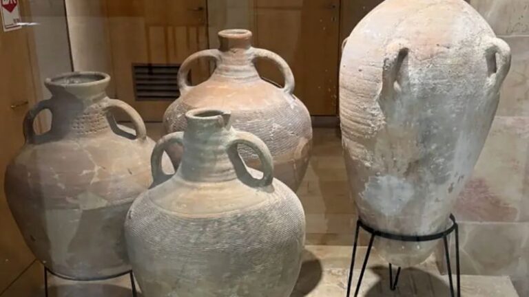 Niño rompe accidentalmente un jarrón de 3.500 años