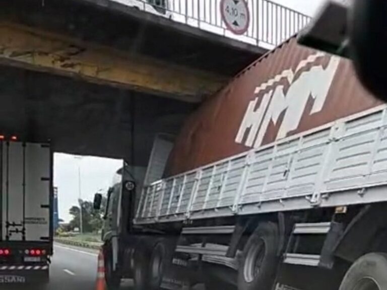 Tráfico en la Panamericana: 4 km de congestión por camión atascado debajo de un puente