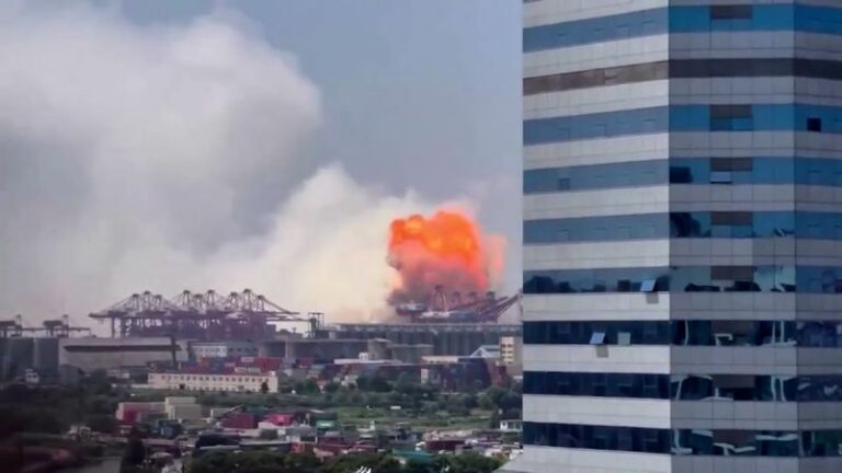 Impactante video: Captan la explosión de un carguero en vigilancia