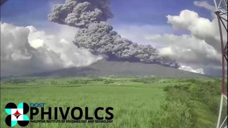 Impactante erupción del volcán Kanlaon en Filipinas