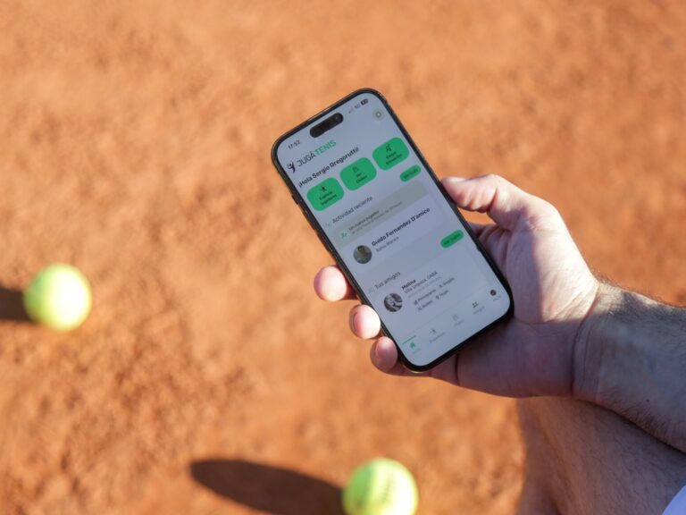 Encuentra tu compañero de tenis o fútbol: las mejores apps para jugar