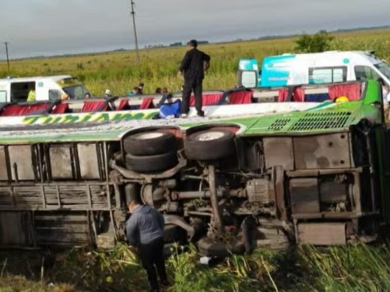 Tragedia en Mar del Plata: Volcó micro que trasladaba a militantes de Kicillof, dejando dos muertos.