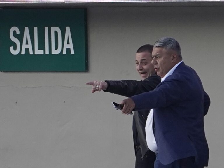 El Gobierno se desvincula del escándalo financiero en el fútbol y de Chiqui Tapia