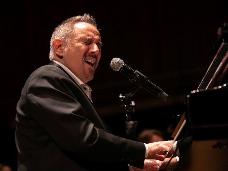 Alejandro Lerner, homenajeado como Personalidad Emérita de la Cultura en una emotiva velada musical
