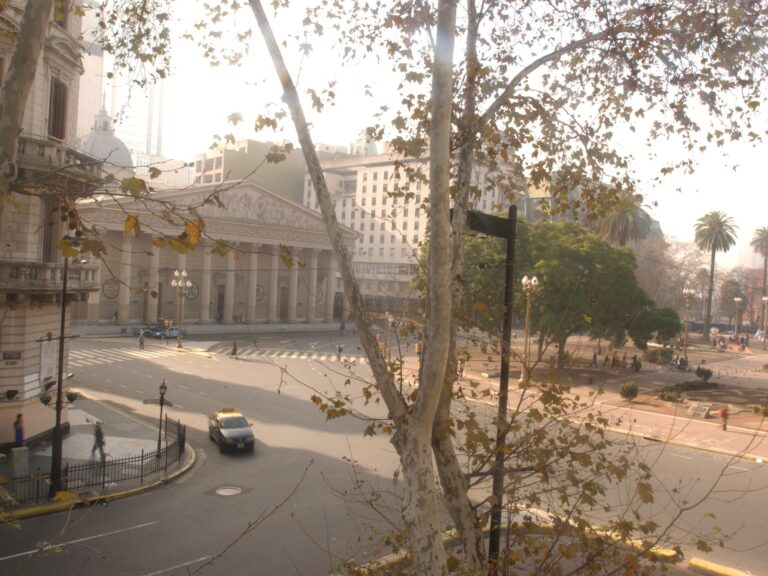 Detienen a hombre por vandalizar la Catedral de Buenos Aires