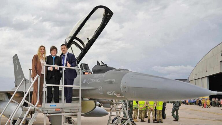 Milei celebra la llegada de los primeros seis F-16 adquiridos a Dinamarca