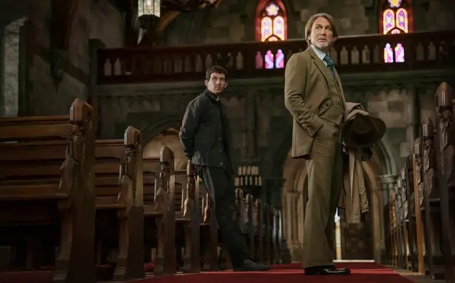 Una escena de Wake Up Dead Man