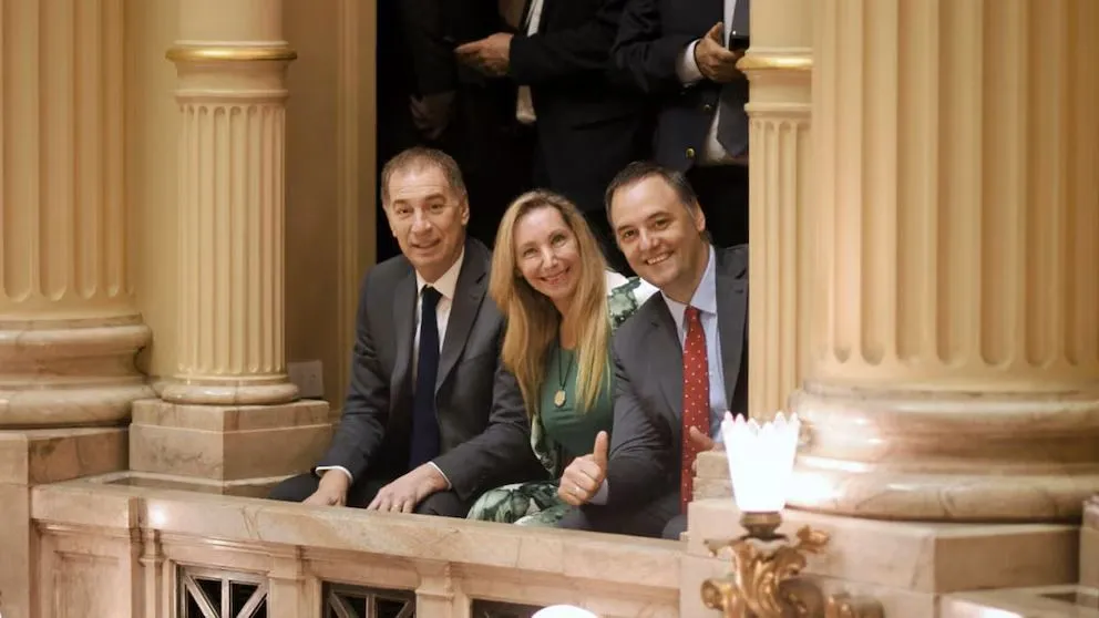 Karina Milei, Manuel Adorni y Diego Santilli