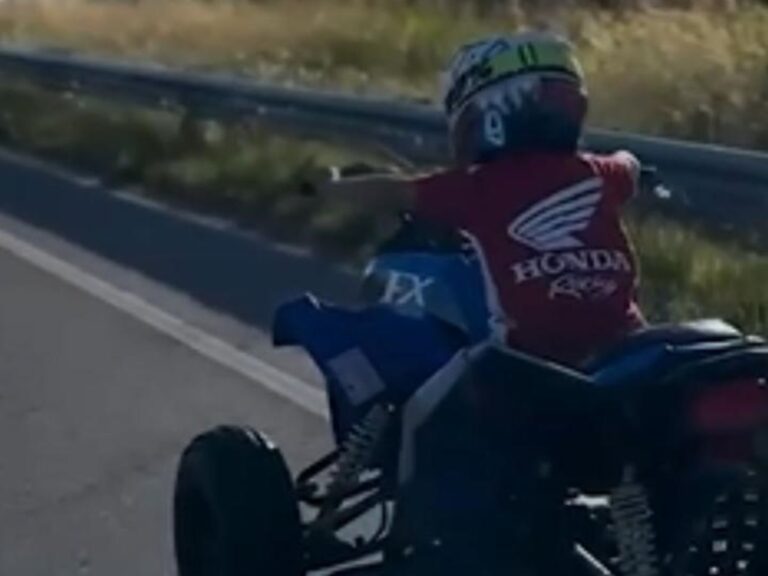 Madre graba a su hijo de 5 años conduciendo un cuatriciclo en la carretera y publica el video en redes