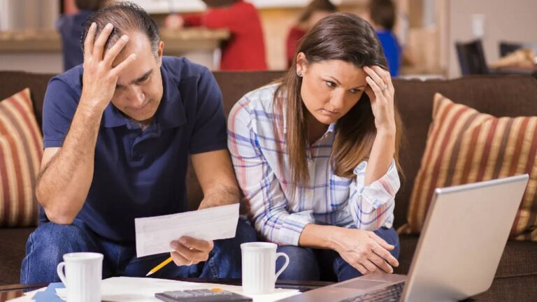 62% de los argentinos reduce gastos mientras aumenta el endeudamiento