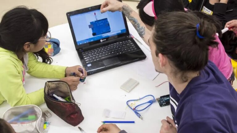 Presentan Guía Infantil sobre el Uso de la Inteligencia Artificial