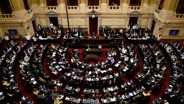 Media sanción en Diputados: Dólar a $1.423 y un golpe para Milei