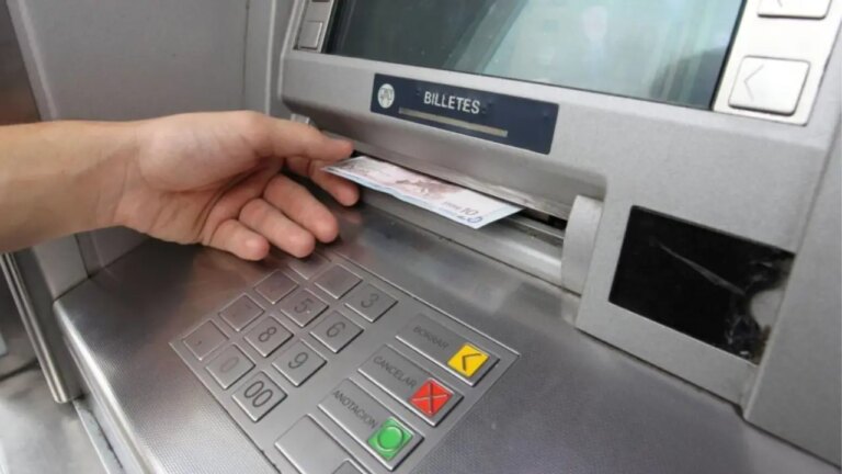 ¿Cuánto efectivo puedes retirar al día según tu banco?