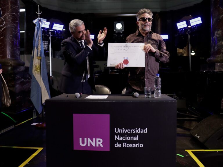 Fito Páez recibe el título de Doctor Honoris Causa y revive los clásicos de la Trova Rosarina