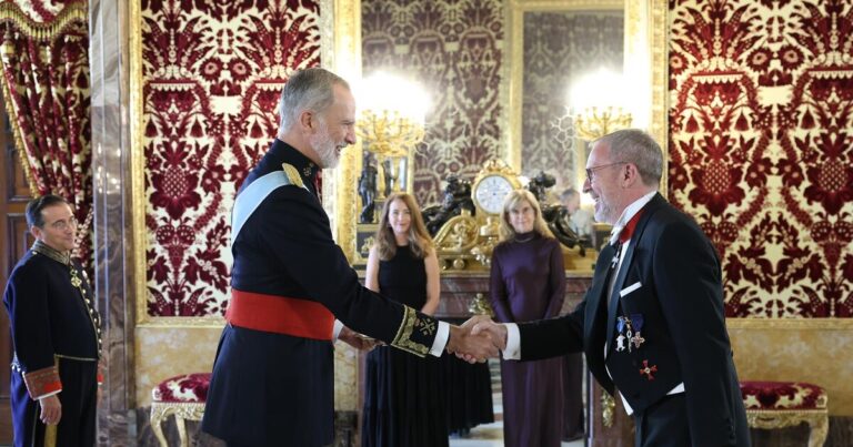 El nuevo nuncio del Vaticano presenta sus credenciales al Rey