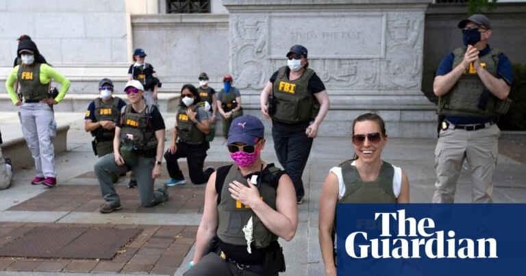 Exagentes del FBI demandan sus trabajos tras ser despedidos por arrodillarse en protesta por la justicia racial