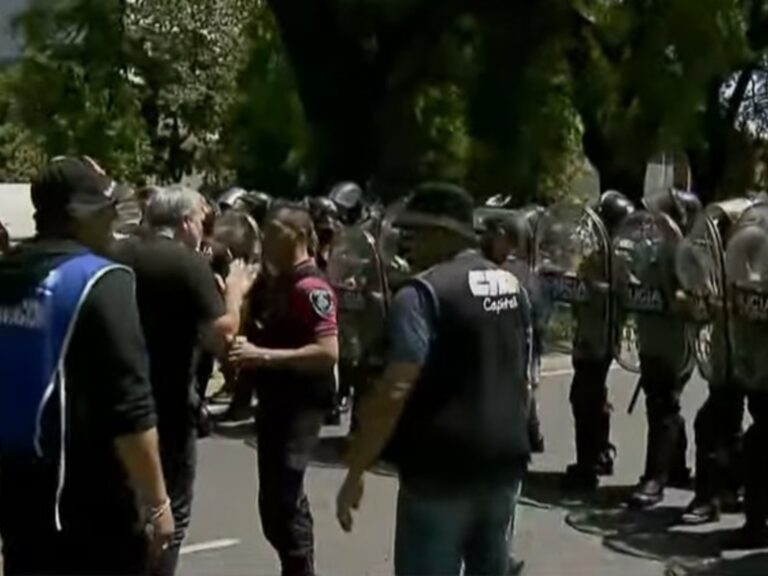 Conflicto en Protesta del INTI: Enfrentamientos entre la Policía y Trabajadores Estatales en Av. General Paz