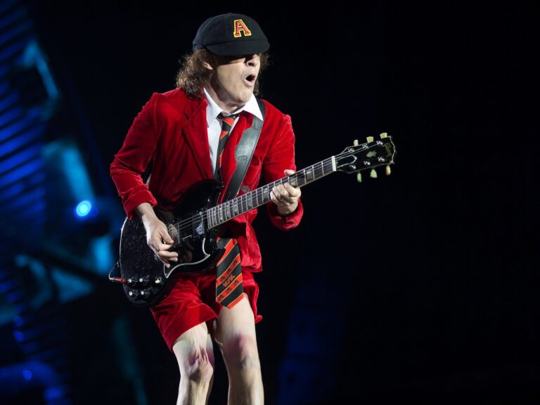 ¿Eres fan de AC/DC? Descubre por qué Angus Young lleva su icónico uniforme de colegial