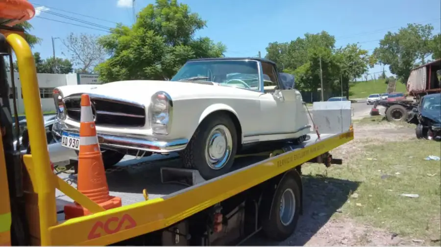 El Mercedes-Benz SL Pagoda, en el camión que lo remolcó.
