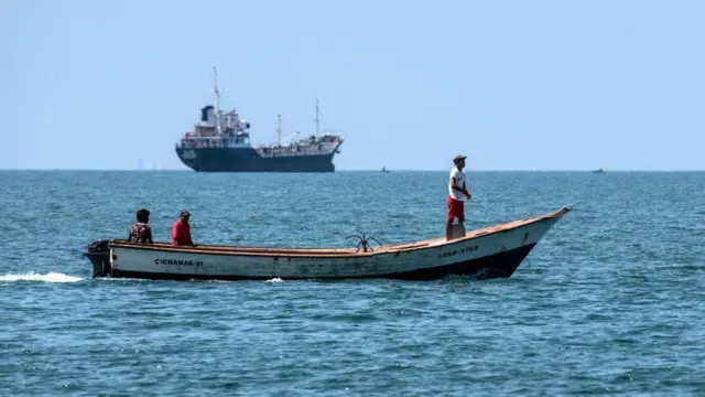 Barco petrolero en una planta refinadora en Venezuela.