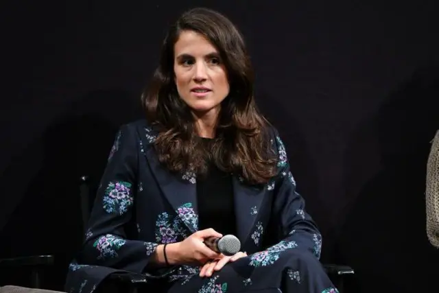 Tatiana Schlossberg con un micrófono