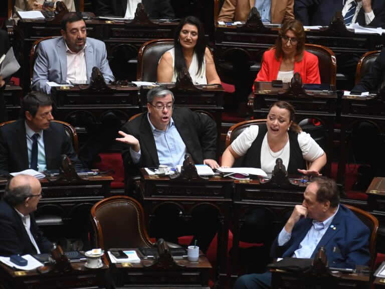 El Peronismo Refuerza Filas para Prevenir Nuevas Fugas