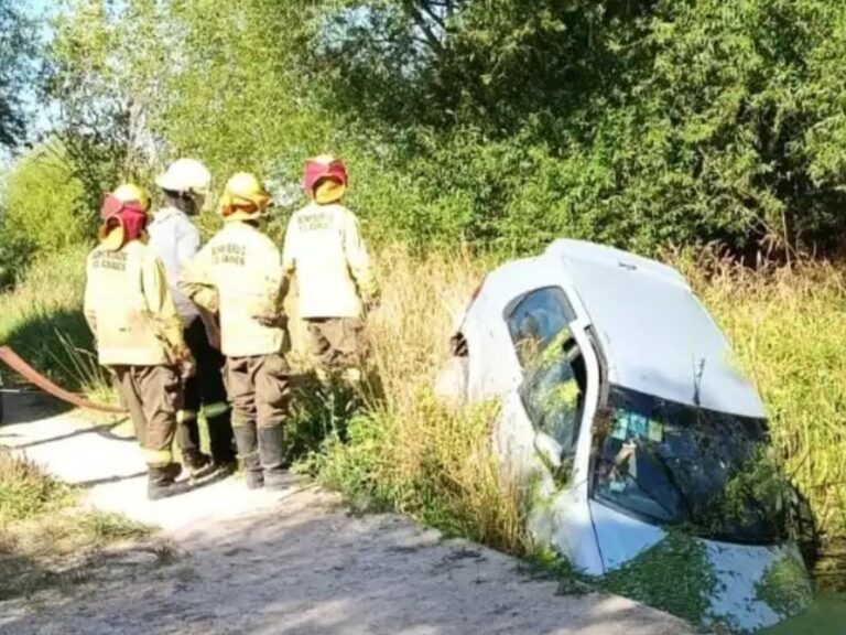 Tragedia en el camino: mujer muere ahogada tras volcar en un puente al regresar del cementerio