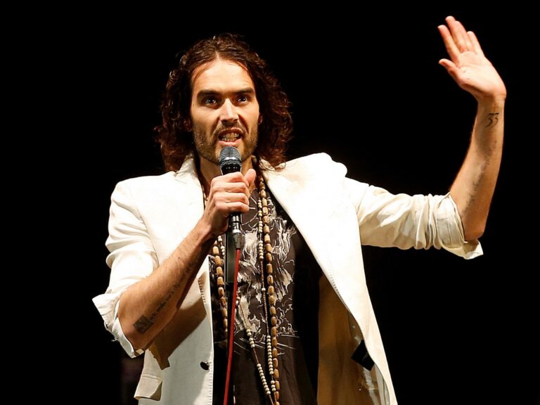 Russell Brand, exmarido de Katy Perry, queda en libertad bajo fianza tras cargos de delitos sexuales