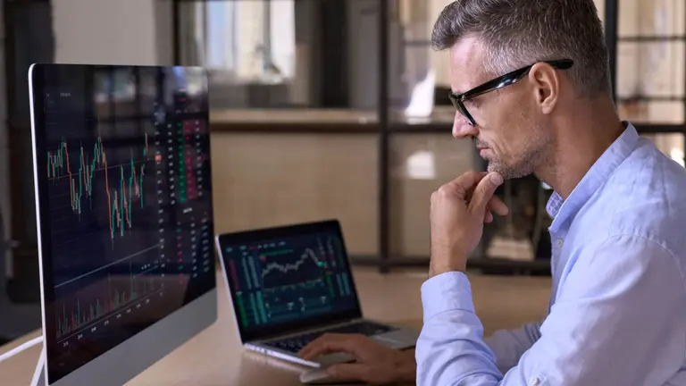 ¿Se viene una crisis global?: economista top recomienda en qué conviene invertir como refugio