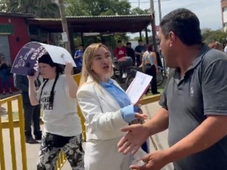 Violencia y caos en la jura de nuevos concejales: pelea entre militantes de Ishii y libertarios