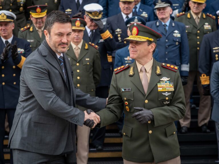 Kirchneristas: Montoneros; nosotros: militares