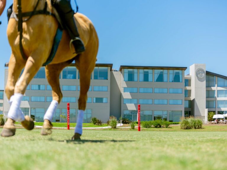 Descubre el primer hotel en Argentina con canchas de polo y sus exclusivas experiencias