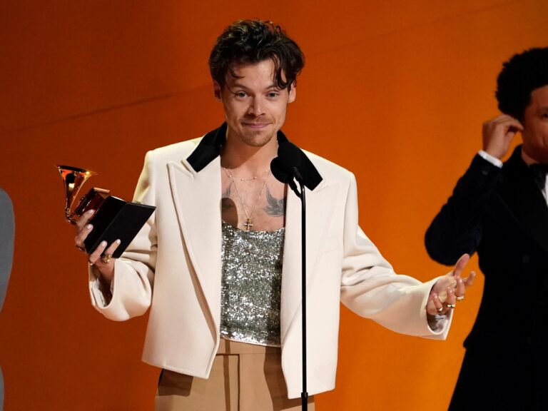 Harry Styles sorprende a sus fans tras dos años de silencio con un enigmático mensaje