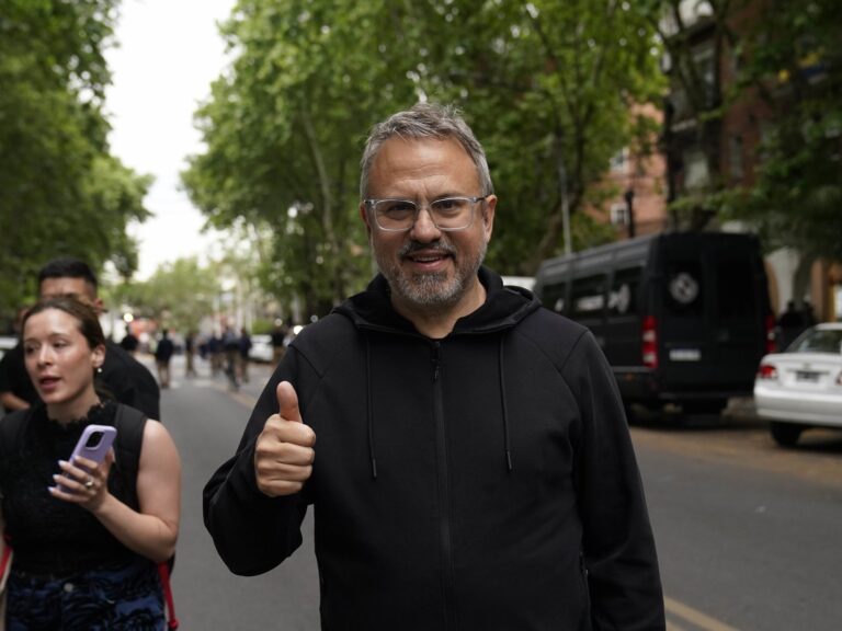 Diego Valenzuela asume como senador, pide licencia y aparece como candidato a jefe de Migraciones
