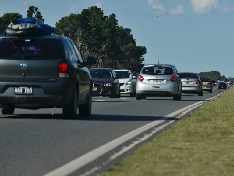 Multitud de autos rumbo a la costa