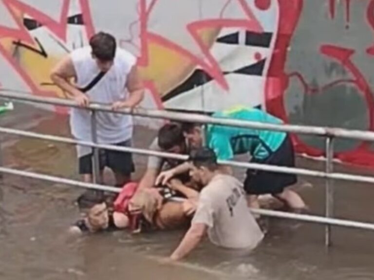 Dos rescatados de autos inundados durante el temporal en Gran Buenos Aires