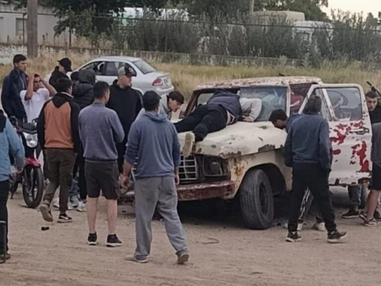 Motociclista choca y queda atrapado en el parabrisas de una Ford F-100