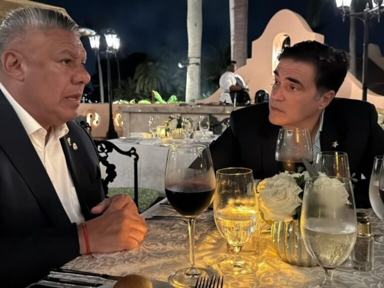 Tapia cena en el exclusivo club de Trump junto a un influyente lobista en Miami