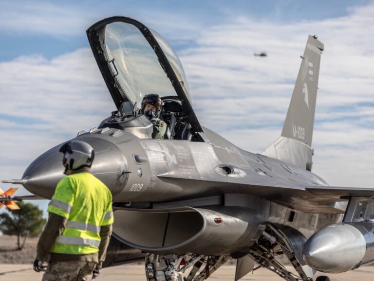 Nuevos F-16 sobrevolarán Buenos Aires: fecha y ruta del vuelo rasante