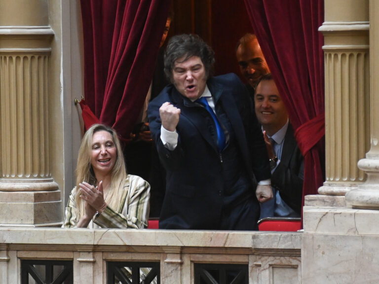Madrugada de sorpresa: La medida de Javier Milei que amenaza los planes de Axel Kicillof
